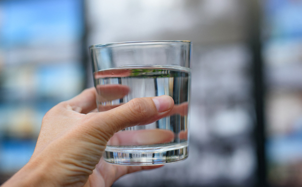 Uống nhiều nước sau khi tán sỏi để giúp vụn sỏi có thể dễ dàng đào thải hết ra ngoài theo đường tiểu (ảnh minh họa)