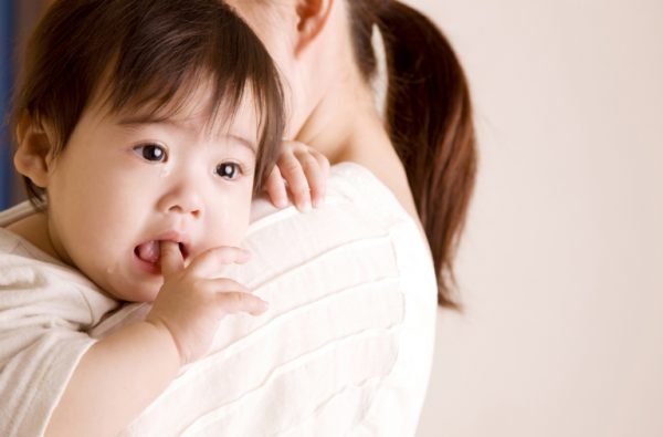 Trẻ bị bí tiểu ba mẹ không nên đắp lá, xoa dầu vì cógây bỏng da bé mà không giải quyết được tình trạng bí tiểu