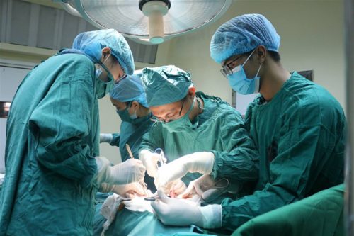 Người bệnh cần được mổ càng sớm càng tốt trên cơ sở hồi sức tích cực, thậm chí vừa hồi sức vừa mổ.