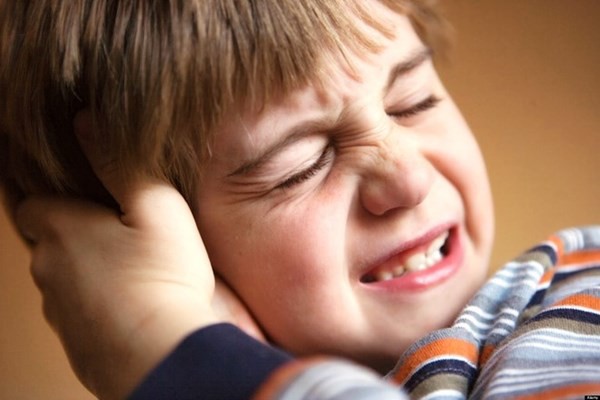 bé bị viêm amidan biến chứng thành viêm tai giữa