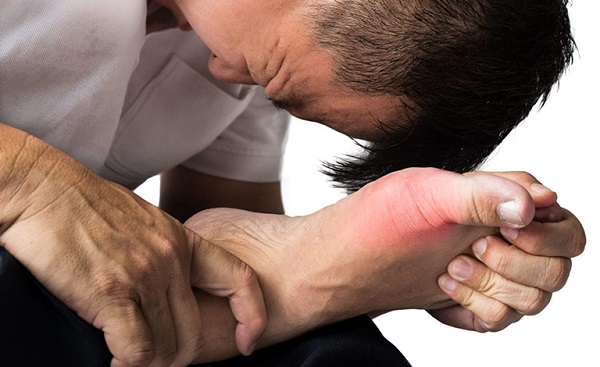 Khi thấy các triệu chứng cảnh báo gút, bạn nên đi khám ngay