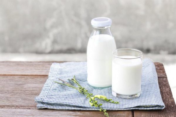 Sữa là thức ăn khuya giúp tăng cân lành mạnh