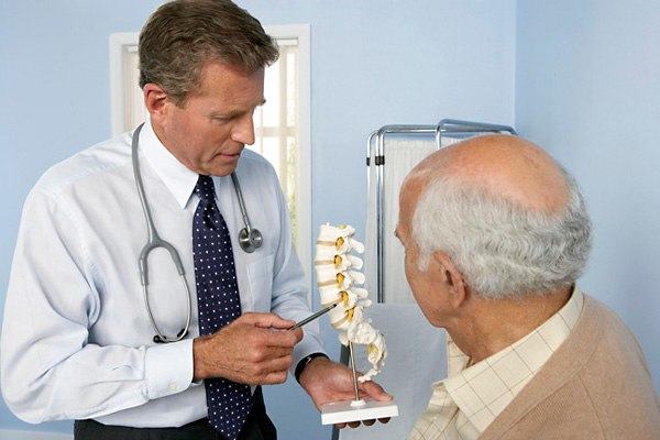 Người già cần đi khám khi có dấu hiệu đau nhức xương khớp để có biện pháp điều trị kịp thời