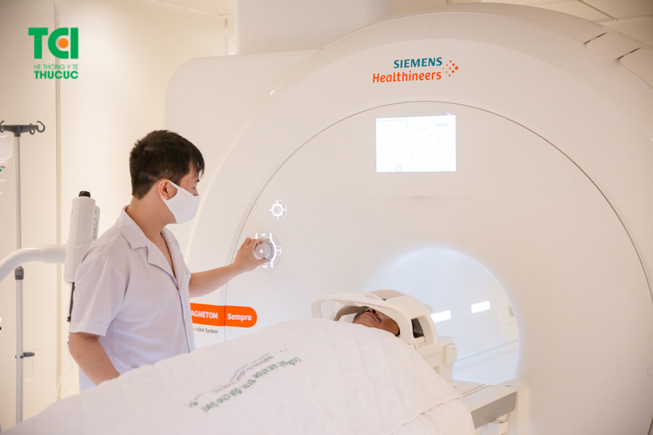 Chụp cộng hưởng từ giúp phát hiện nhiều bệnh lý nguy hiểm mà các kỹ thuật khác khó đánh giá chính xác được như bệnh lý về não bộ, cơ xương khớp, ung thư,... và hoàn toàn an toàn cho người bệnh. (ảnh minh họa)