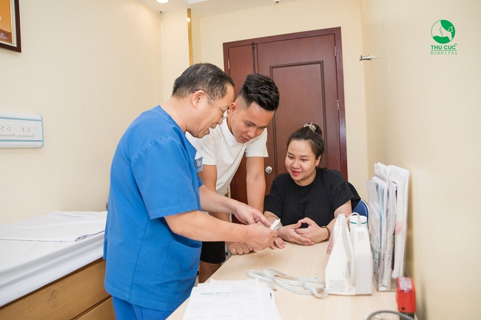 Sự tận tâm của các bác sĩ trong mỗi lần thăm khám càng khiến tôi cảm thấy an tâm hơn về quyết định đi đưa vợ từ Thanh Hóa ra Hà Nội để đón