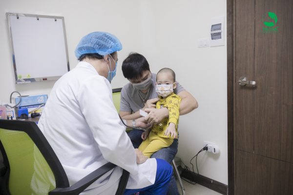 chữa bệnh cho bé tại nhà hay nên cho con đi khám với bác sĩ