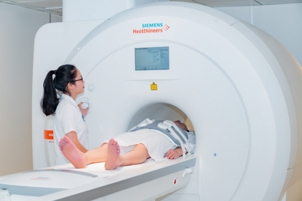 Chụp cộng hưởng từ MRI không gây ảnh hưởng gì đến sức khỏe của trẻ, tuy nhiên bé cần nằm phải yên trong quá trình chụp để đảm bảo kết quả được rõ nét và chính xác nhất.