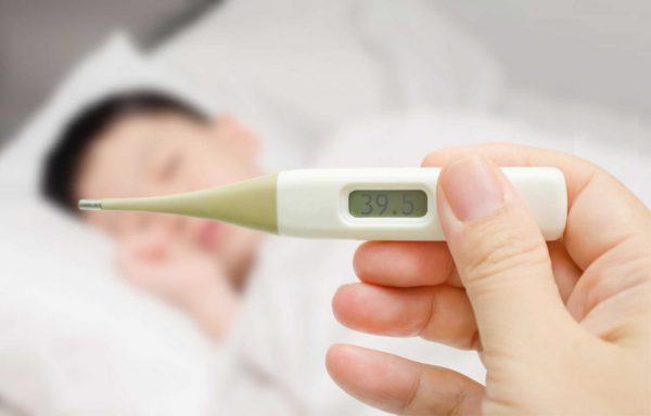 con sốt cao vì viêm amidan