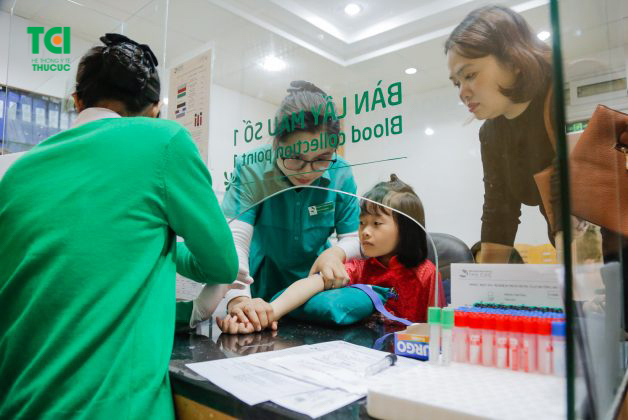Kỹ thuật viên lấy máu nhẹ nhàng, hạn chế đau, đảm bảo đúng tiêu chuẩn mẹ và bé chỉ cần thực hiện theo chỉ định của các kỹ thuật viên và nhân viên y tế.