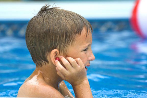 trẻ dễ bị viêm tai do bơi lội