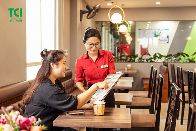 Đội ngũ lễ tân phục vụ chu đáo