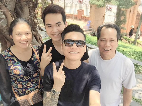 Khắc Việt và gia đình