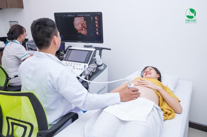 Khi có dấu hiệu mang thai sớm, chị em nên tới ngay Bệnh viện ĐKQT Thu Cúc để được bác sĩ Sản Phụ Khoa đầu ngành khám thai và thực hiện các loại xét nghiệm cần thiết