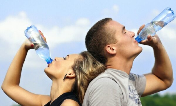 Bệnh nhân sau tán sỏi thận ngoài cơ thể cần uống nhiều nước