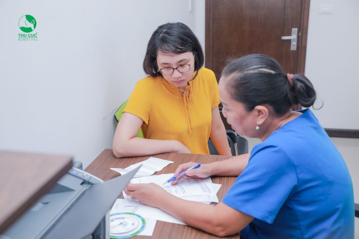 Bác sĩ Khoa Phụ sản - Bệnh viện ĐKQT Thu Cúc đang tư vấn tận tình cho người bệnh.