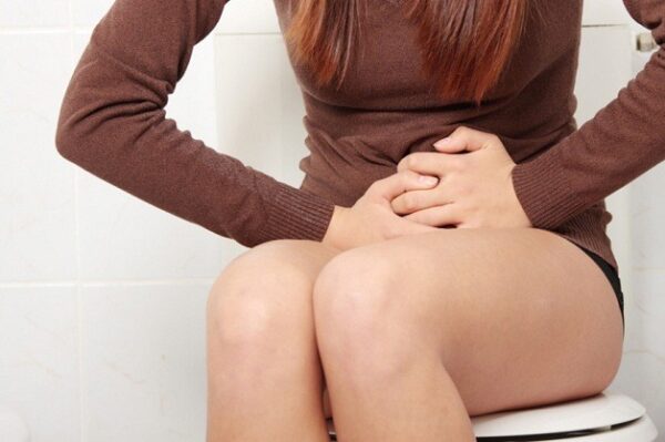 Nữ giới bị viêm đường tiết niệu mãn tính có triệu chứng tiểu buốt, tiểu rắt