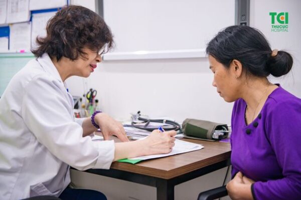Bác sĩ đang đọc kết quả và tư vấn cho khách hàng