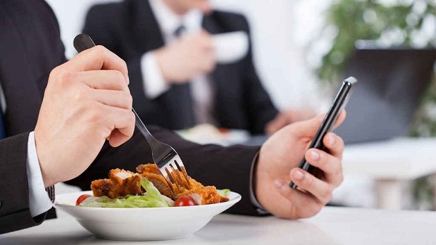 Những thói quen sinh hoạt thiếu lành mạnh là nguyên nhân gây thiếu máu não ở người trẻ