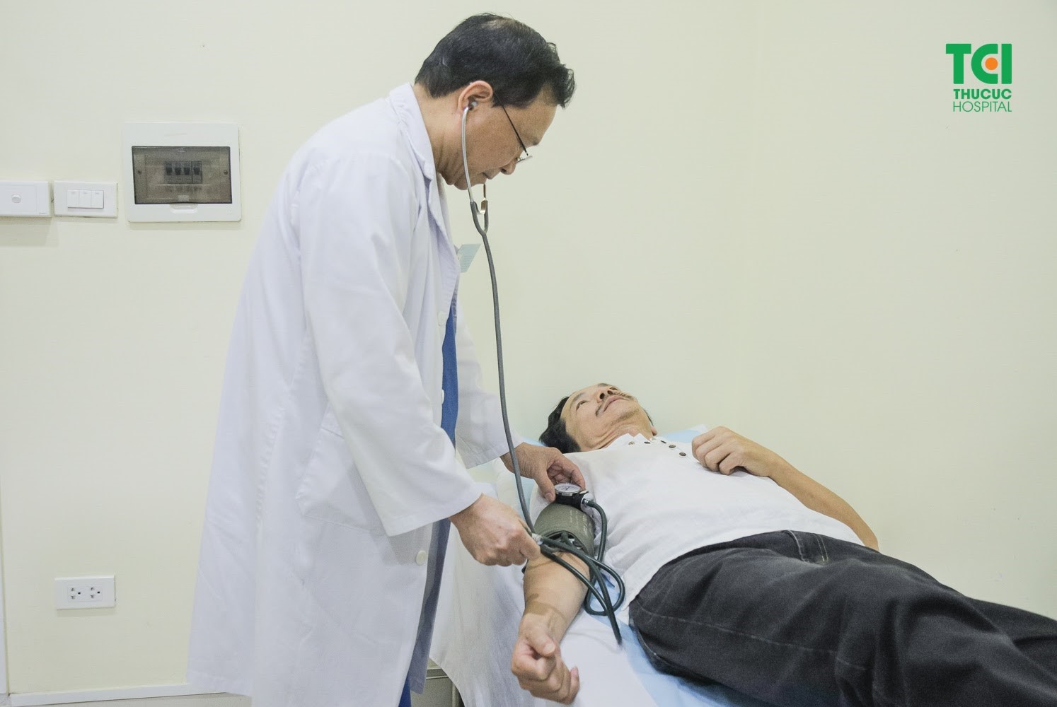 Khám sớm khi nhận thấy cơn đau ngực trái lặp lại sẽ giúp bạn tránh được biến chứng nguy hiểm.