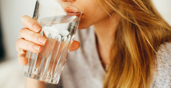 Uống nước rất quan trọng để phòng tránh tái phát sỏi tiết niệu