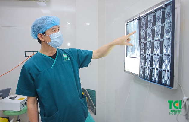 Tán sỏi nội soi ngược dòng đòi hỏi máy móc hiện đại và bác sĩ có trình độ chuyên môn