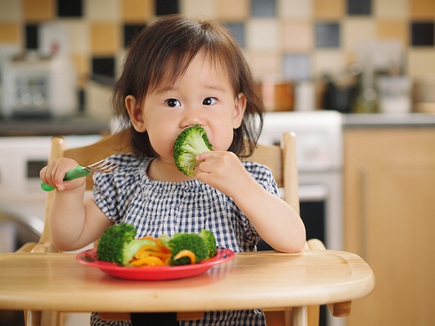 trẻ ăn rau 