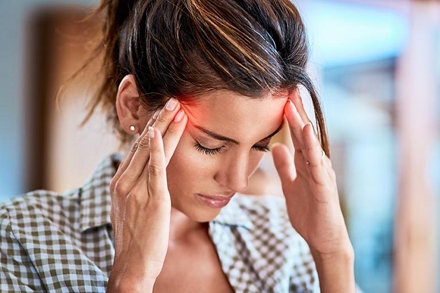 Đau đầu là một trong những triệu chứng dễ nhận thấy của những người bị thiếu máu não