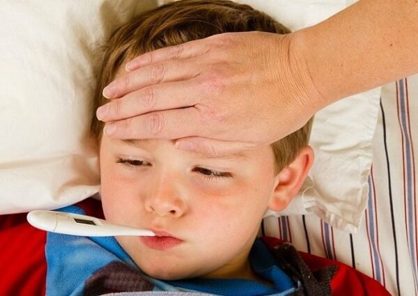 Sốt cao, kéo dài là triệu chứng thường gặp khi trẻ bị viêm đường tiết niệu