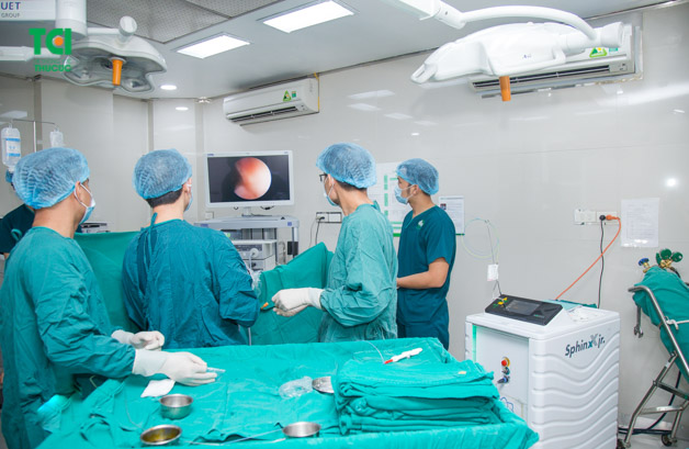 Các bác sĩ đang thực hiện kỹ thuật nội soi tán sỏi bàng quang bằng laser tại Bệnh viện ĐKQT Thu Cúc.