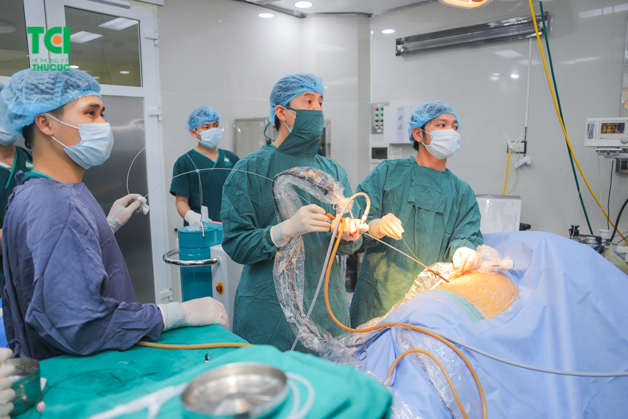 Phẫu thuật lấy sỏi thận qua da (tán sỏi qua da đường hầm nhỏ) giúp làm sạch sỏi to, sỏi phức tạp nhanh chóng, ít đau, không cần phải mổ mở.