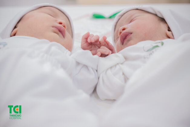Siêu âm song thai là một trải nghiệm độc đáo và thú vị cho bất kỳ ai đang chuẩn bị trở thành bố mẹ của hai bé. Xem ảnh liên quan để thấy cách siêu âm này có thể giúp bạn hiểu rõ hơn về sự phát triển của cả hai thai nhi.
