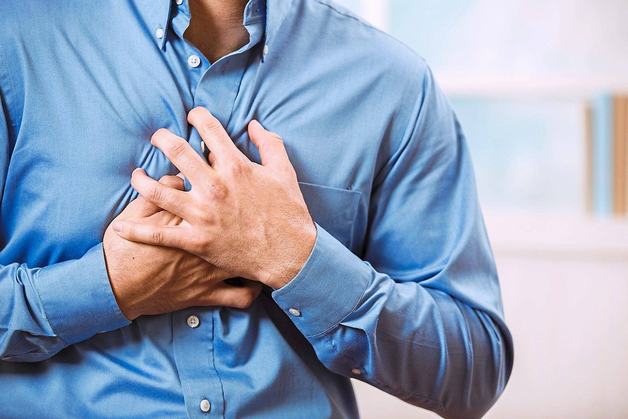 Các cơn đau thắt ngực là biểu hiện của bệnh suy vành.