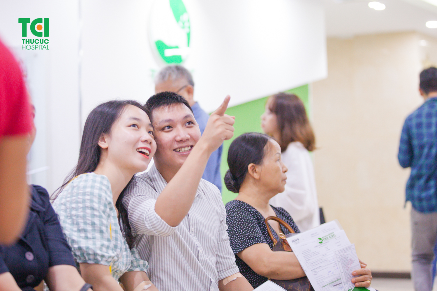 Vì đây là phương pháp hỗ trợ sinh sản bằng cách nhờ đến bên thứ 3 can thiệp, tác động lên quá trình thụ thai của hai người. Do đó, việc phải có đăng ký kết hôn là điều kiện tiên quyết, phải được Pháp luật cho phép.