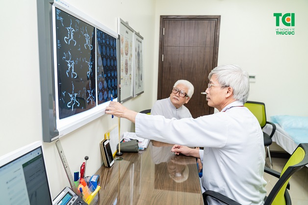 Để điều trị giảm trí nhớ kém tập trung, bạn cần tới bác sĩ, chuyên gia nội thần kinh uy tín.