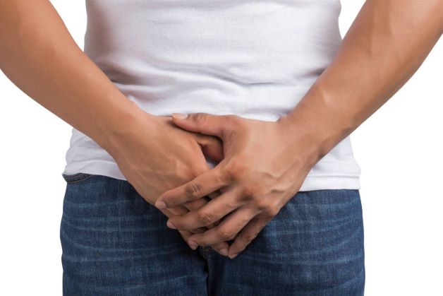 Tiểu buốt ra máu là hiện tượng đau buốt, khó chịu khi đi tiểu. Bệnh nhân sẽ có cảm giác giống như bị kim châm, không dám đi tiểu mạnh, nước tiểu ngắt quãng, nhỏ giọt