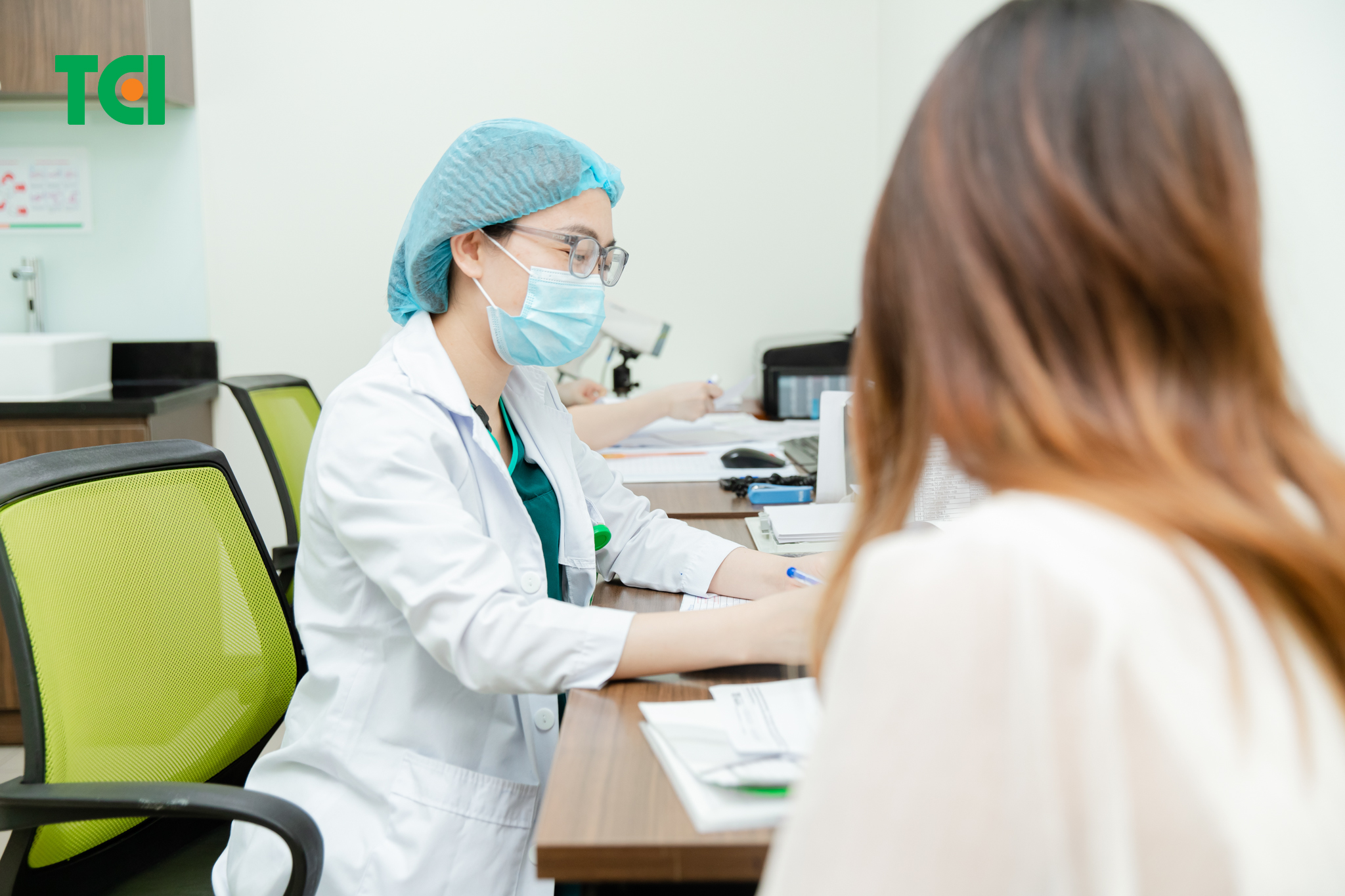 Khí hư đặc dính là hiện tượng tiềm ẩn nhiều bệnh lý nguy hiểm