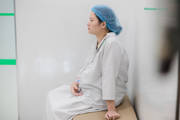 Mẹ bầu cần nhập viện sinh mổ lần 2 khi ra máu âm đạo rò rỉ nước ối