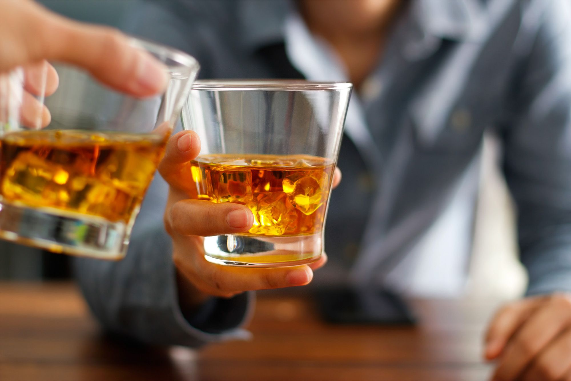 Thường xuyên dùng đồ uống có cồn gây nên suy giảm hormone nam giới