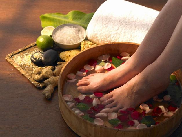 Ngâm chân với nước nóng hoặc thảo dược là cách chữa rối loạn tiền đình hữu hiệu.