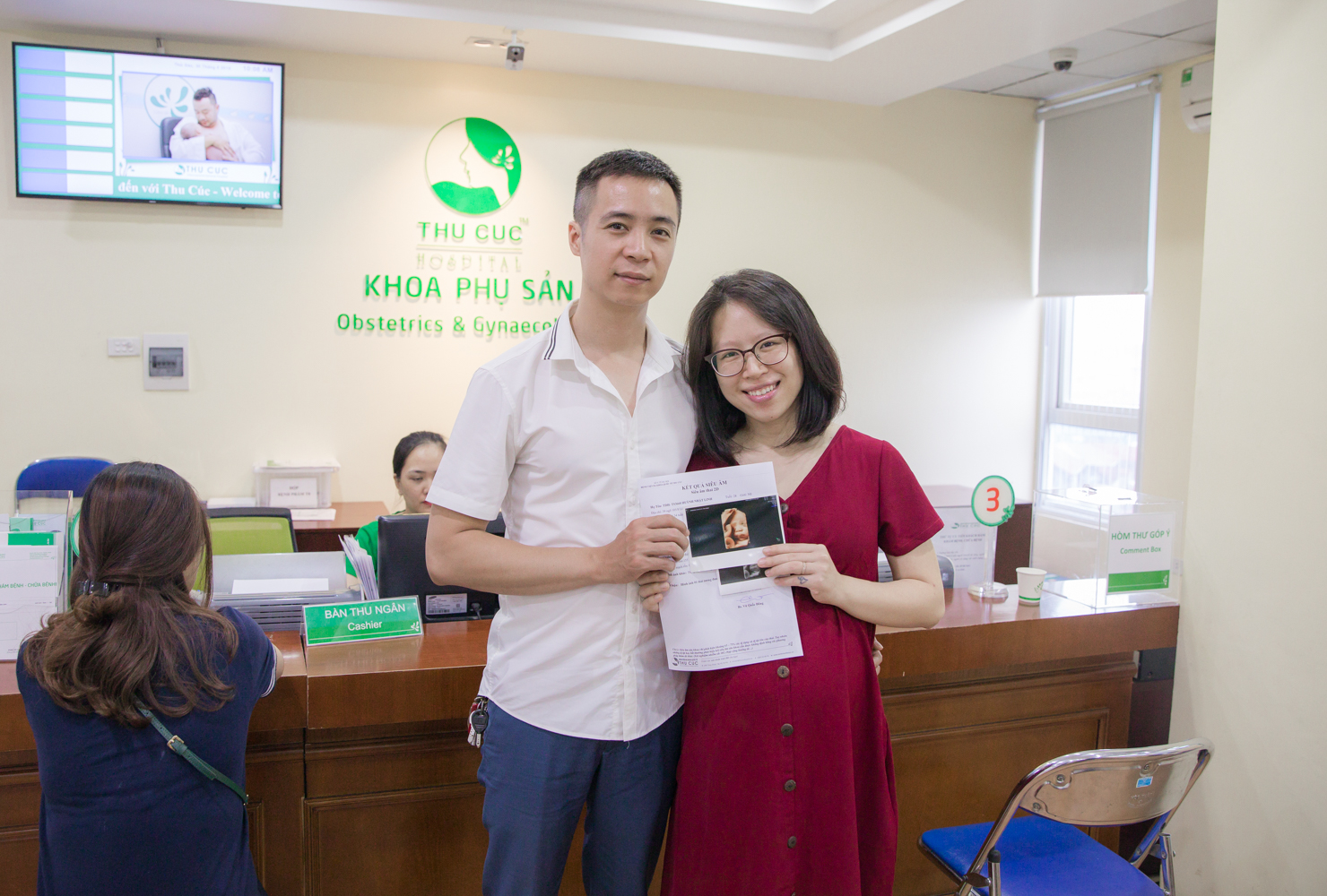 Mẹ bầu nhận kết quả siêu âm tại bệnh viện ĐKQT Thu Cúc