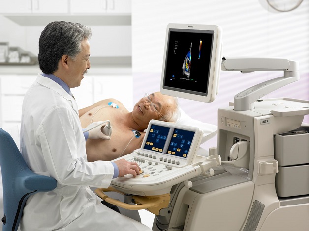 Bác sĩ đính các miếng dán là các điện cực vào cơ thể để theo dõi điện tim và siêu âm tim