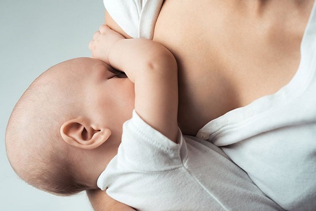 Cho con bú thường xuyên là một trong cách hiệu quả ngăn ngừa tắc tia sữa ở mẹ sau sinh