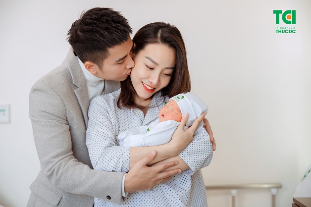 Gia đình diễn viên Mạnh Quân chụp ảnh sau sinh