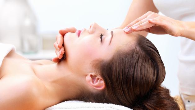 Xoa bóp ấn huyệt giúp lưu thông máu, giảm căng thẳng mệt mỏi do bệnh tiền đình gây ra.