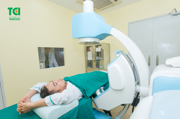 Tán sỏi ngoài cơ thể thích hợp với các trường hợp sỏi nhỏ và là phương pháp có chi phí điều trị thấp nhất.