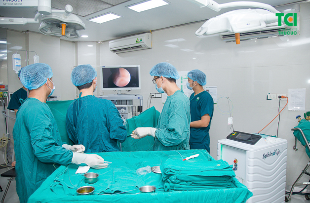 Tán sỏi nội soi ngược dòng bằng laser giúp loại bỏ sỏi bàng quang nhanh chóng, an toàn, không vết mổ, ít đau, có thể ra viện sau 24h.