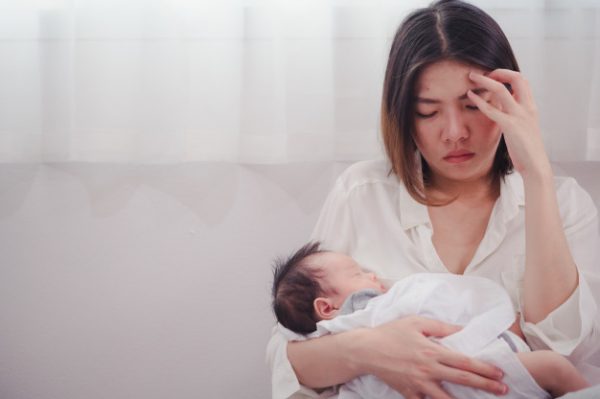Đau dạ dày sau khi sinh có thể do suy giảm nội tiết tố, stress, chế độ ăn uống thất thường