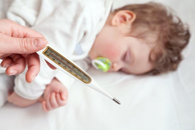 Thân nhiệt tăng đột ngột gây sốt và co giật ở trẻ