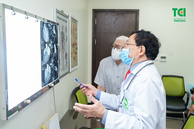 Bạn nên đi khám tim mạch thường xuyên. Như vậy mới có thể phát hiện sớm bệnh các bệnh lý van tim và điều trị ngay từ giai đoạn nhẹ.