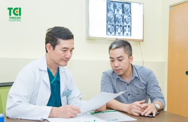 Để biết tình trạng bệnh của bản thân có chỉ định mổ lấy sỏi thận qua da hay không, người bệnh cần thăm khám và tư vấn cụ thể với bác sĩ chuyên khoa.